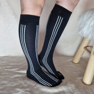 fekete fehér csíkos térdzokni