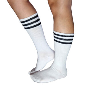 csíkos zokni magas szárral fehér-fekete