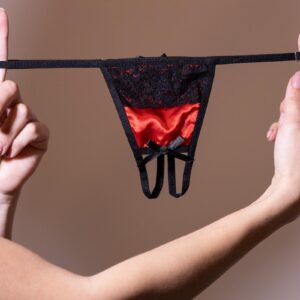 nyitott tanga-piros-selyem-fekete-csipke