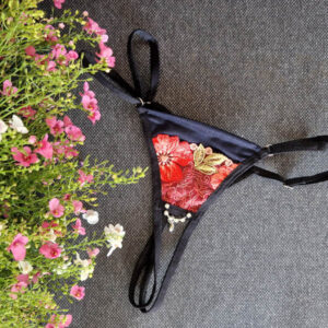 NYITOTT TANGA VIRÁG CSIPKE SZATÉN