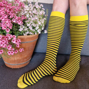 fekete-sárga csíkos térdzokni