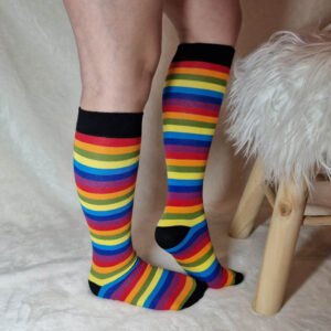 szivárvány csíkos térdzokni