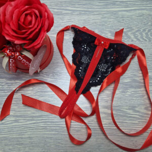 megkötő pántos lyukas tanga fekete-piros