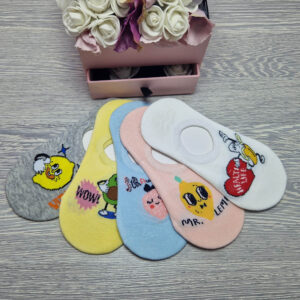 lány mélyebben kivágott titokzokni