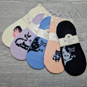 titokzokni mélyebben kivágott cicás