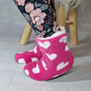 lány csizmás mamusz szívecskés