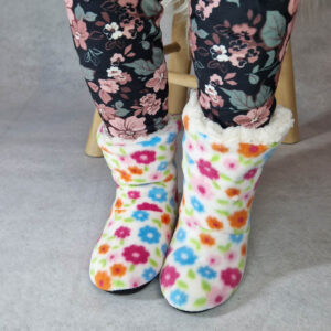 lány csizmás mamusz virágos