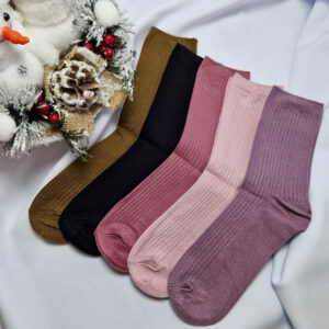 női zokni anyagában bordás