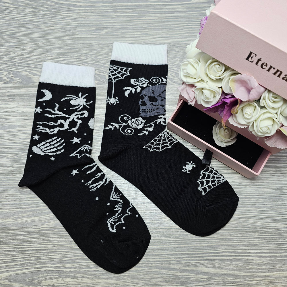 felemás halálfejes zokni 1