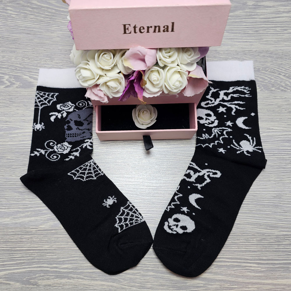 felemás halálfejes zokni