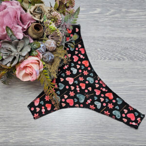 Varrat nélküli TANGA fekete SZÍVECSKE mintás