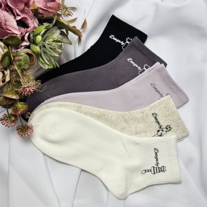 női köztes szárú zokni cica mintás NZX2581